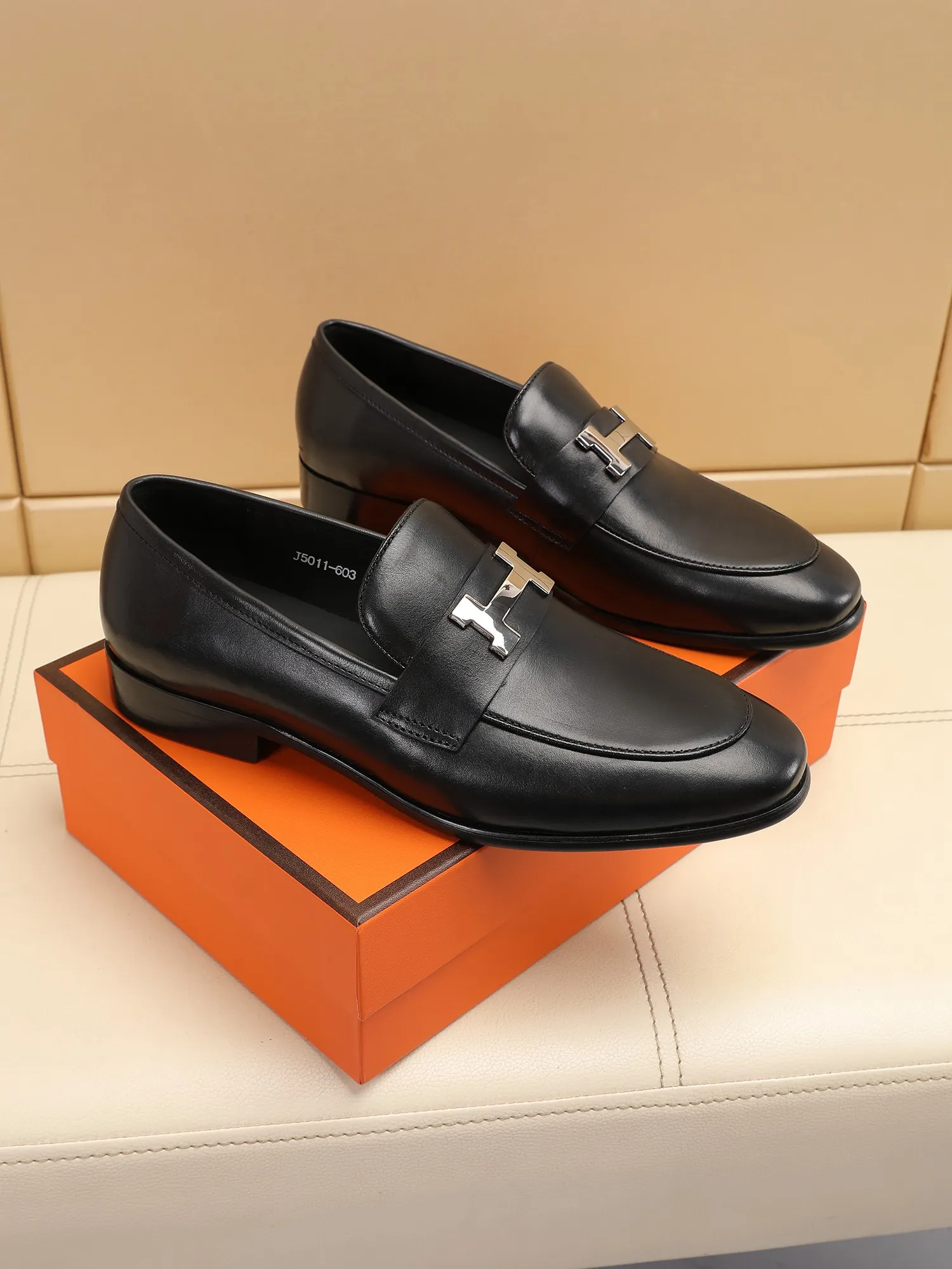 Factory price 460💶[HERMES] (cowhide lining)🍀Italian top luxury🍀He does not pursue novel styles and gorgeous colors, but attracts the favor of successful men with his flawless, elegant and classic style! This very, very comfortable, simple and stable style makes it easy to match any style! The pattern is absolutely 1:1 refined from the original case, and we strive for excellence in materials, imported cowhide + cowhide lining💪💪💪extraordinary texture👍! .Code number: 39 to 44 (38.4546 customized)